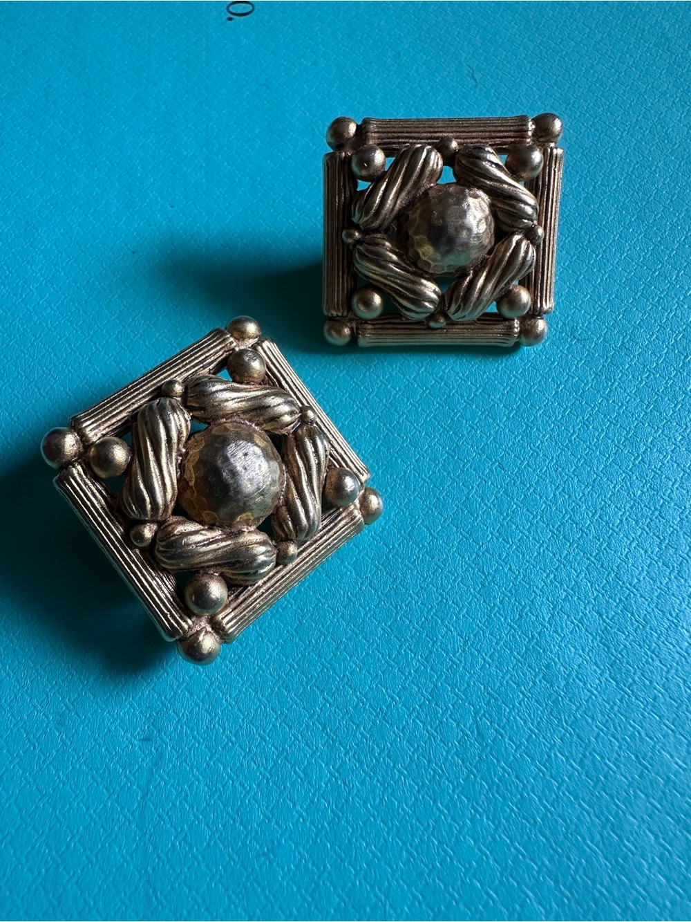 Vintage Oscar De La Renta Gold Tone Clip sob Earrings
